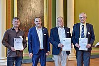 Foto zur Lehrpreisverleihung am Tag der Lehre 2024 (v.l. Dipl.-Inf. Steffen Schiele / NatFak III – Institut für Informatik, Prof.Dr. Pablo Pirnay-Dummer / Prorektor für Studium und Lehre, Dr. Kai Tino Lorenz / PhilFak II - Institut für Germanistik, Prof. Dr. Thomas Thurn-Albrecht / NAtFak II - Institut für Physik)
Foto: Uni Halle / Markus Schol