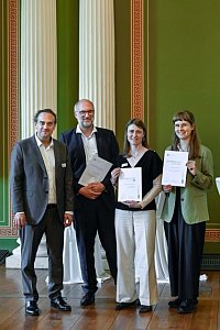 Foto zur Lehrpreisverleihung am Tag der Lehre 2025 (v.l. Prof.Dr. Pablo Pirnay-Dummer / Prorektor f�r Studium und Lehre, Prof. Dr. Jens Walldorf - Medizinische Fakult�t, Michaela Kupietz Abteilung Sprechwissenschaft und Anne Kluger vom Institut f�r Geschichte)
Foto: Uni Halle / Heiko Rebsch